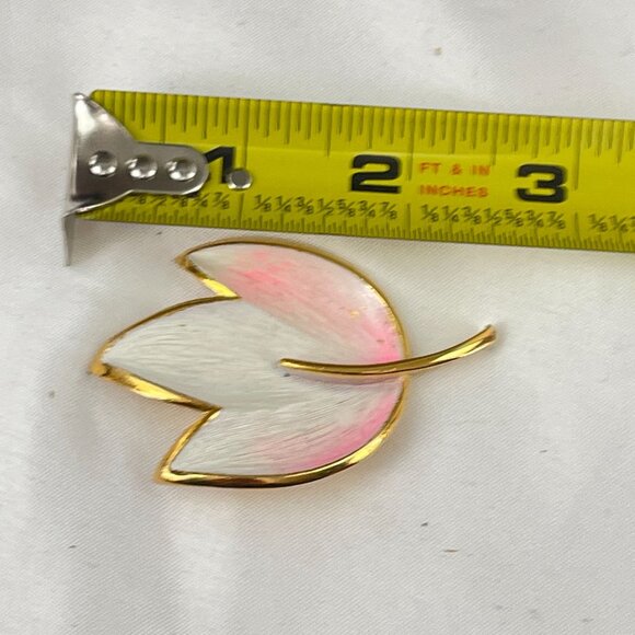 Vintage Trifari Retro Gold-Tone Leaf Brooch With Pink White Enamel Accents - Picture 4 of 8